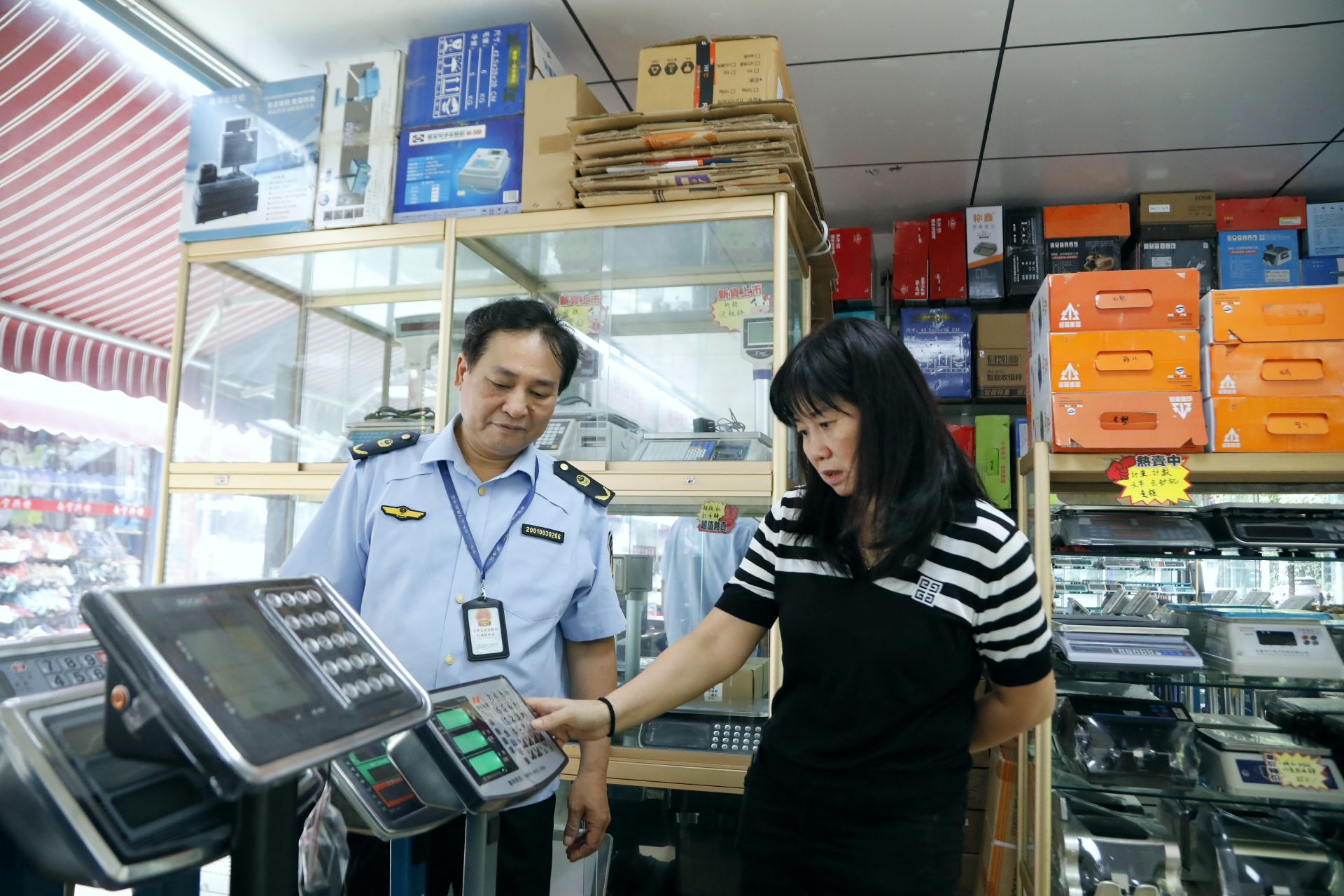 南寧市市場監管局開展電子產品銷售領域電子計價秤突擊檢查，筑牢市場誠信防線